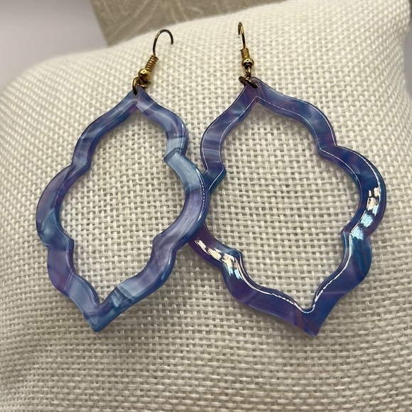 Blue resin earrings With gold tone Fish hooks 3” Drop In Pastel Colors - Picture 6 of 7